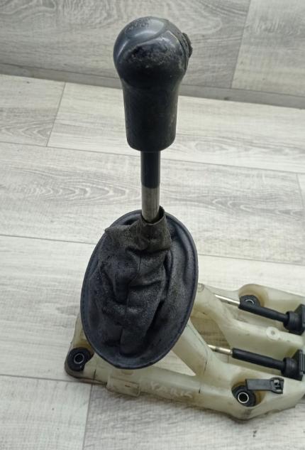 Toyota Yaris I 1999-2005 hatchback 1.0 16v petrol 50 kW 2001  Rýchlostná páka (kulisa)