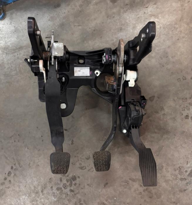 Opel Astra IV 2009-2015  2012  Potenciometer plynového pedálu 18354461585 pedale komplet  