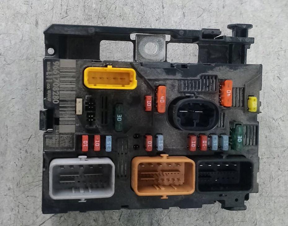 Peugeot 307 hatchback 1.6 HDI diesel MT 66.2 kW 2005  Poistková skrinka 9661708280