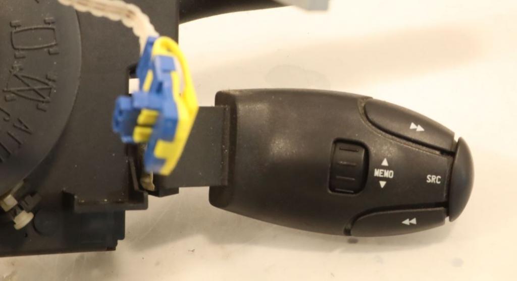 Peugeot 307 hatchback 1.6 16v petrol MT 80 kW 2003  Prepínacie páčky pod volantom 96477540XT