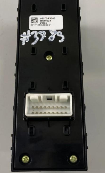 Kia Sportage IV 2015-2021 hatchback 1.7 CRDI diesel MT 85 kW 2016  Prepínač ovládania okna predný ľavý 93570F1200