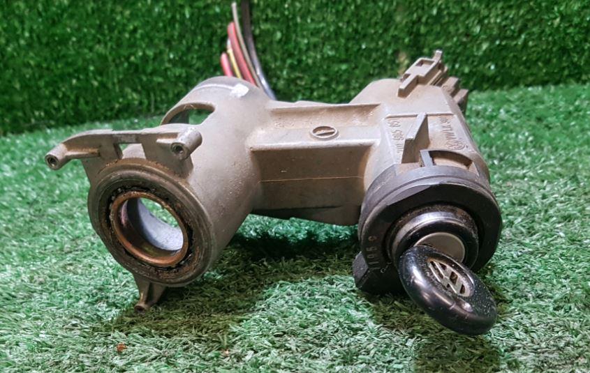 Volkswagen Transporter T4 1990-2003 2.5 TDI diesel MT 75 kW 1999  Spínacia skrinka 701905851 289458 KLS98