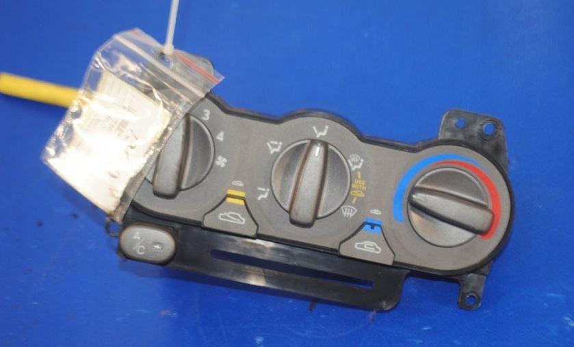 Hyundai Accent II 1999-2005 sedan 1.3 12v petrol 63 kW 2000  Panel kúrenia/klimatizácie