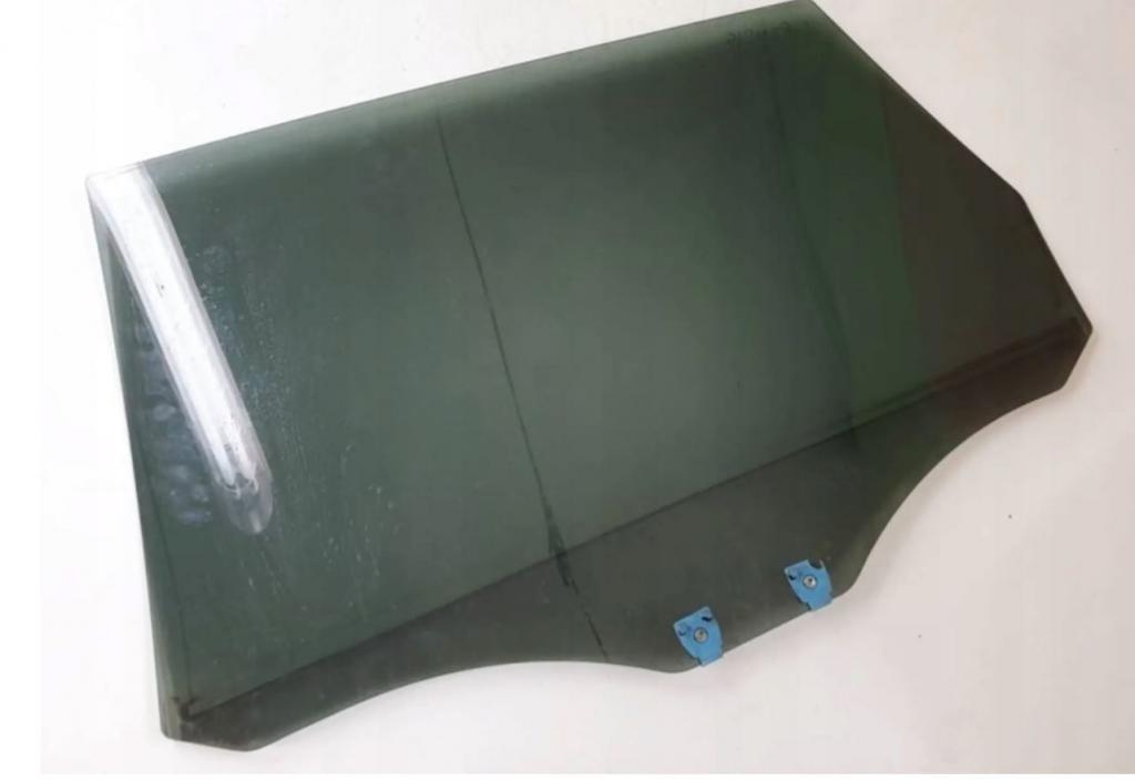 Mitsubishi Grandis hatchback 2.0 DID diesel MT 100 kW 2006  Sklo zadných pravých dverí