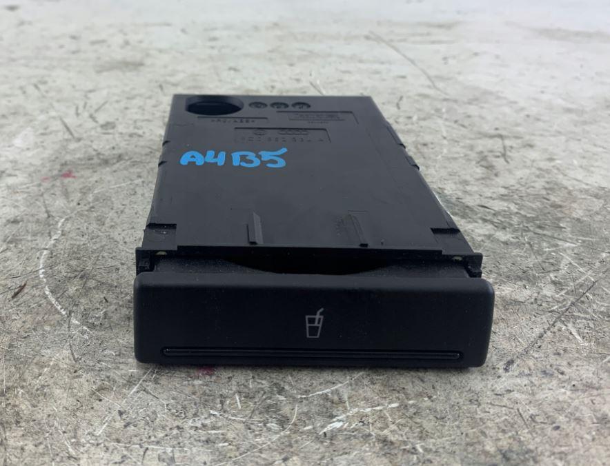 Audi A4 B5 1994-2001 combi 1.8 20v petrol MT 92 kW 1996  Držiak (úchyt) na nápoje 8D0862534A