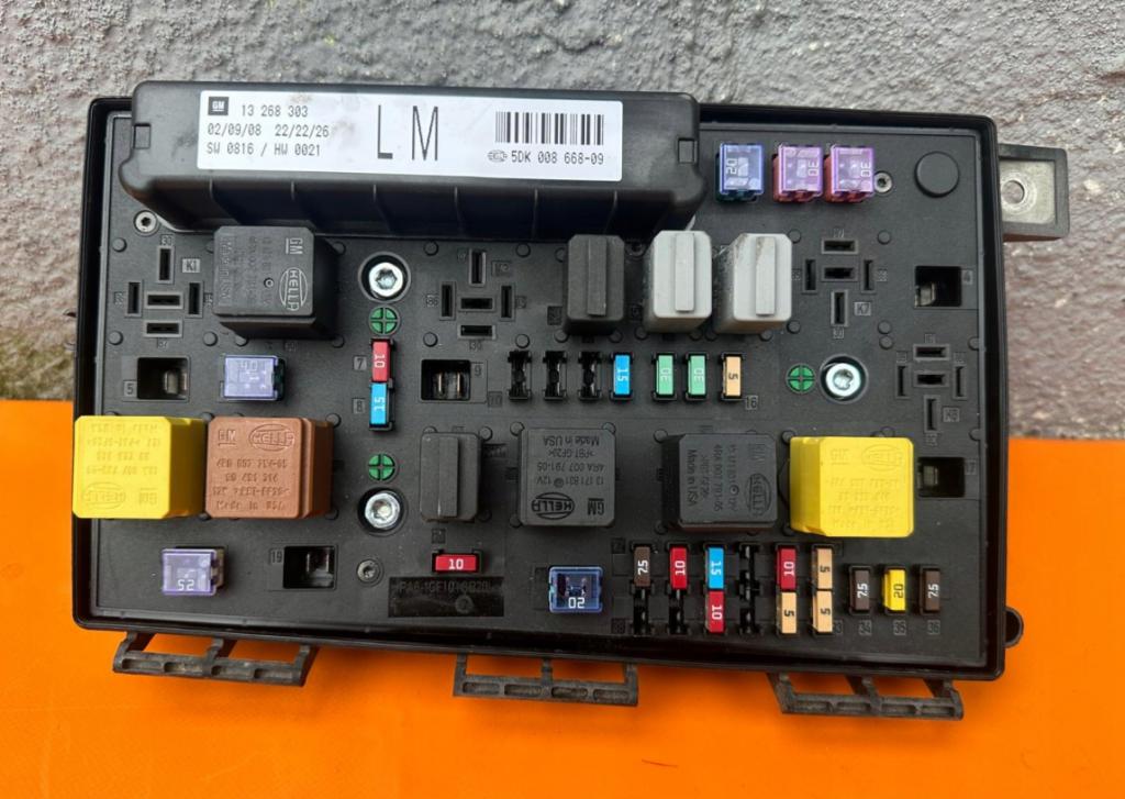 Opel Astra III 2004-2014 hatchback 1.6 16v petrol MT 77 kW 2008  Poistková skrinka 13268303