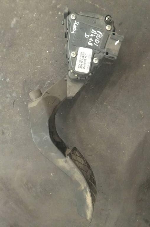 Audi A6 C5 1997-2004 sedan 1.8 T petrol MT 110 kW 1998  Potenciometer plynového pedálu 8D1721523F