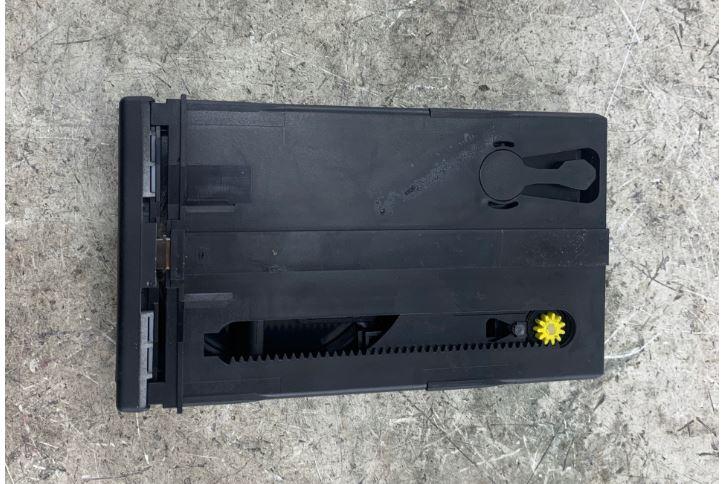 Audi A4 B5 1994-2001 combi 1.8 20v petrol MT 92 kW 1996  Držiak (úchyt) na nápoje 8D0862534A