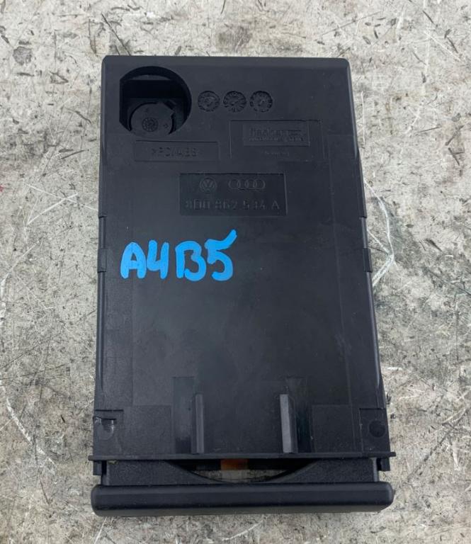 Audi A4 B5 1994-2001 combi 1.8 20v petrol MT 92 kW 1996  Držiak (úchyt) na nápoje 8D0862534A