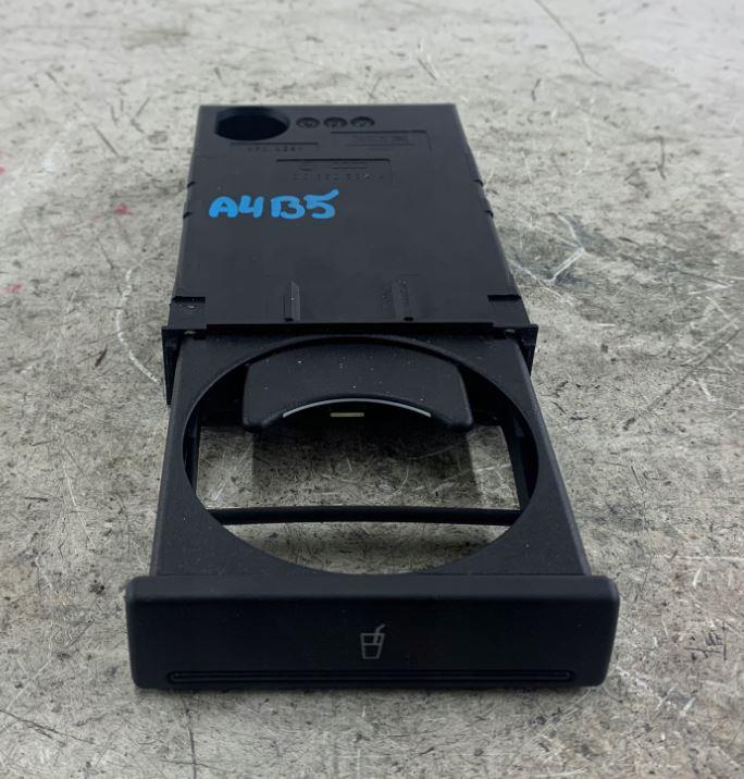 Audi A4 B5 1994-2001 combi 1.8 20v petrol MT 92 kW 1996  Držiak (úchyt) na nápoje 8D0862534A