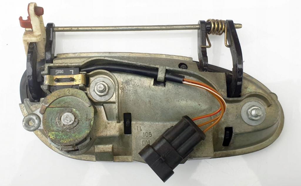 Opel Omega B 1994-2003 sedan 2.0 16v petrol MT 100 kW 1997  Kľučka dverí vonkajšia predná ľavá