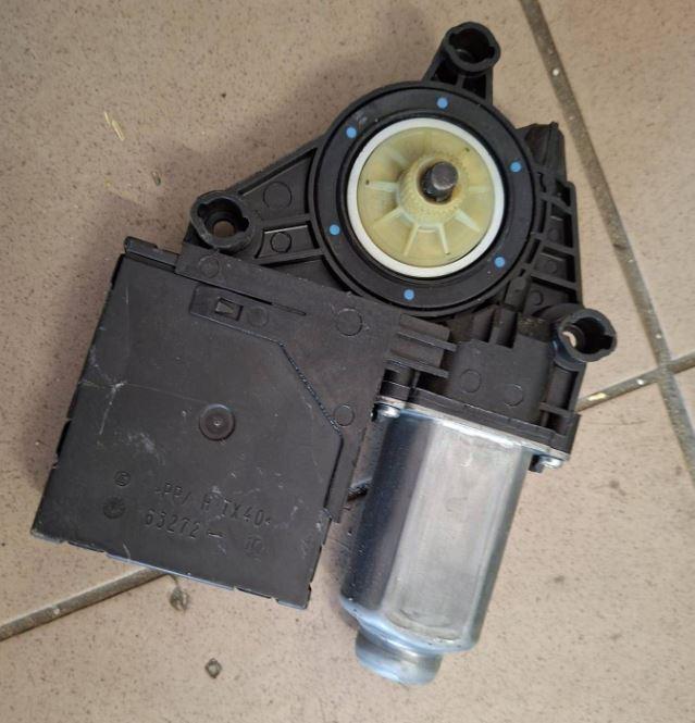 Skoda Octavia II 2004-2013 hatchback 1.9 TDI diesel AT 77 kW 2007  Motorček okien predný pravý 1T0959702R 5K0959792