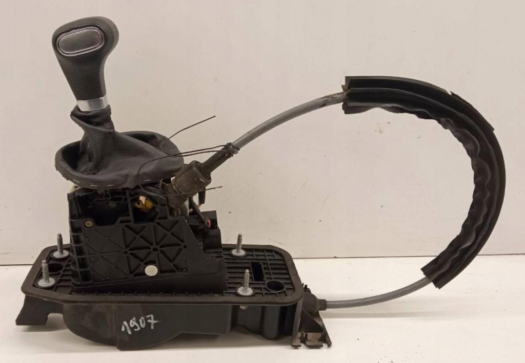 Volkswagen Touran I 2003-2015 hatchback 1.9 TDI diesel MT 77 kW 2006  Rýchlostná páka (kulisa) 1T0713061J