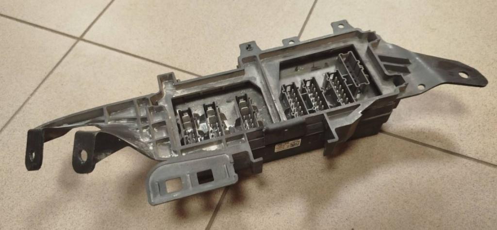 Mercedes GL I X164 2006-2012 hatchback 4.0 CDI diesel AT 225 kW 2008  Poistková skrinka a1645403072