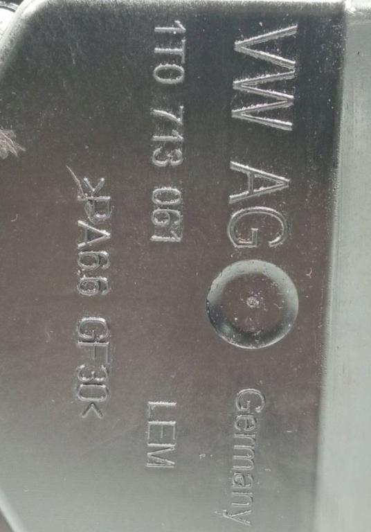 Volkswagen Touran I 2003-2015 hatchback 1.9 TDI diesel MT 77 kW 2006  Rýchlostná páka (kulisa) 1T0713061J