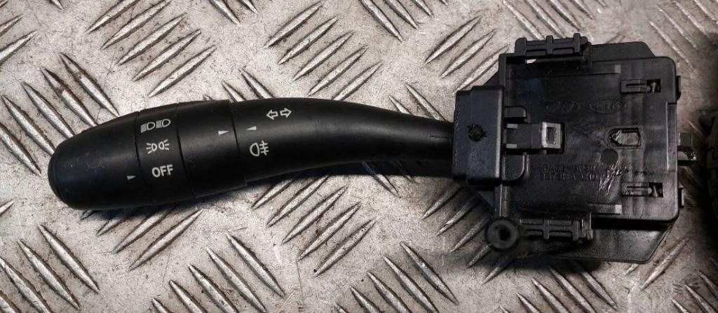 Kia Ceed I 2006-2012 hatchback 1.4 16v petrol MT 66 kW 2011  Prepínač smeroviek 93410-1H100