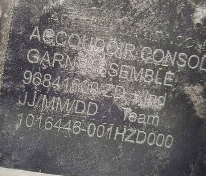 Citroen C-Elysee II 2012- sedan 1.6 16v petrol MT 85 kW 2017  Lakťová opierka 96841609ZD