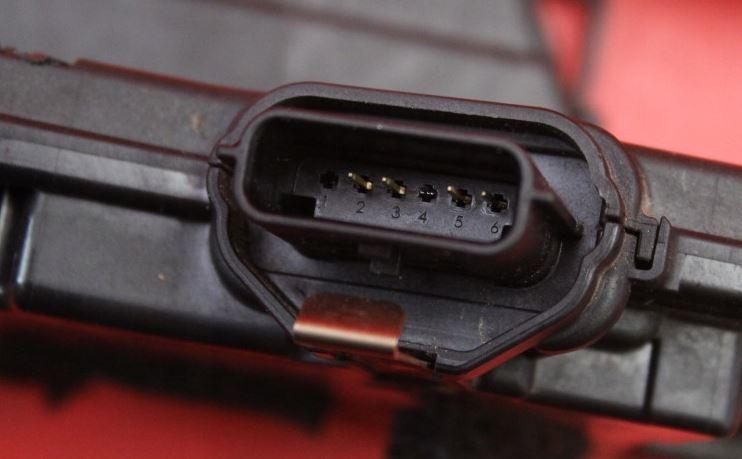 Renault Clio IV 2012-2020 hatchback 1.5 DCI diesel MT 55 kW 2018  Zámok dverí zadný pravý 825002104R