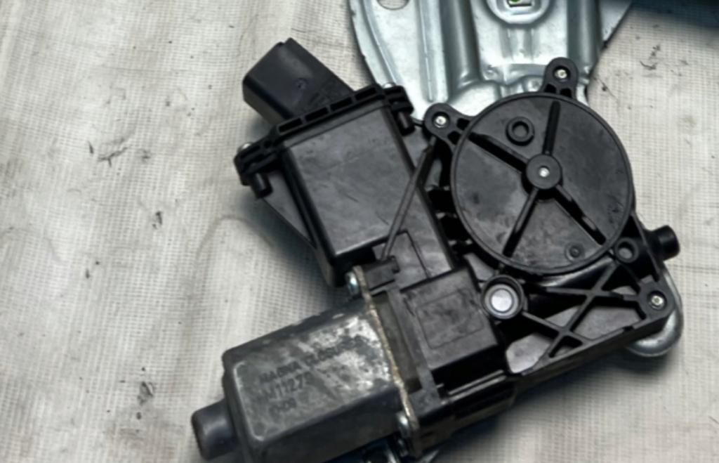 Opel Meriva B 2010-2017 hatchback 1.4 T petrol MT 88 kW Mechanizmus sťahovania okna predný pravý 13354548 M11279