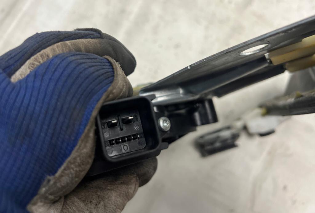 Opel Meriva B 2010-2017 hatchback 1.4 T petrol MT 88 kW Mechanizmus sťahovania okna predný pravý 13354548 M11279