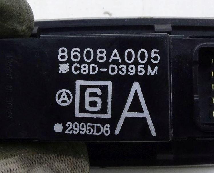 Mitsubishi Pajero III 2000-2004 hatchback 3.5 V6 petrol AT 149 kW 2001  Prepínač ovládania okna predný pravý 8608A005