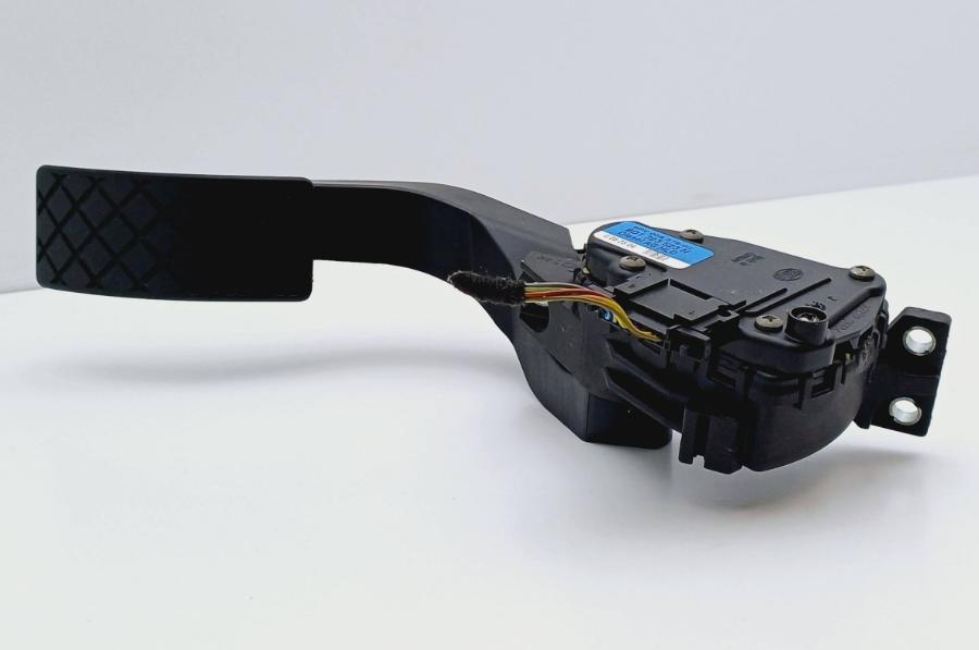 Audi A6 C5 1997-2004 sedan 2.5 TDI diesel 2002 Potenciometer plynového pedálu 8D1723523N