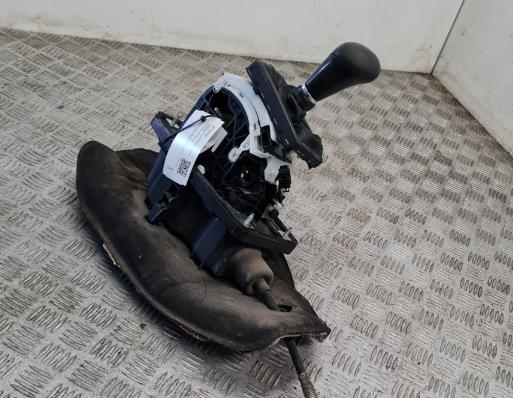 Audi A6 C6 2004-2011 combi 2.4 V6 petrol MT 130 kW 2008  Rýchlostná páka (kulisa) 4F1713041N