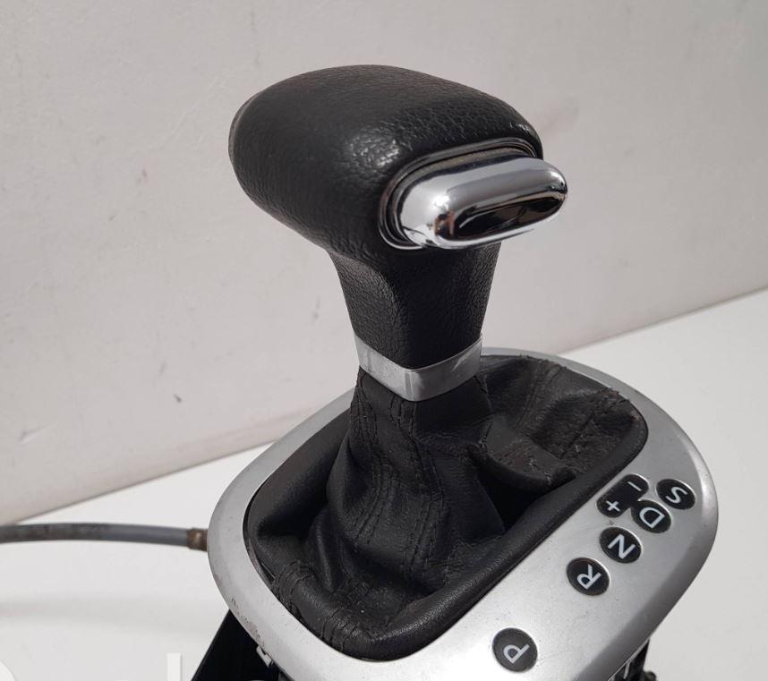 Volkswagen Touran I 2003-2015 hatchback 1.9 TDI diesel MT 77 kW 2006  Rýchlostná páka (kulisa) 1T1713025J 1T0713061