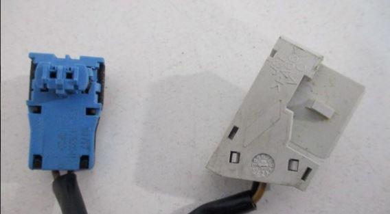 Citroen DS3 2010-2016 hatchback 1.6 16v petrol MT 88 kW 2011  Prepínacie páčky pod volantom 98060443ZD