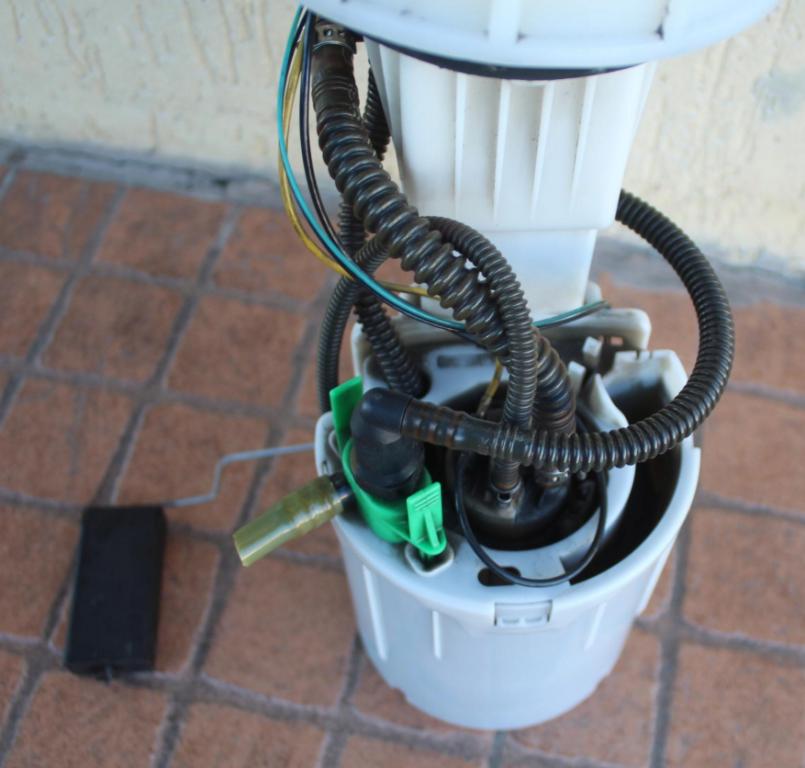 Audi A4 B6 2000-2004 sedan 2.0 FSI petrol MT 110 kW 2004 Palivové čerpadlo 8E0919051M