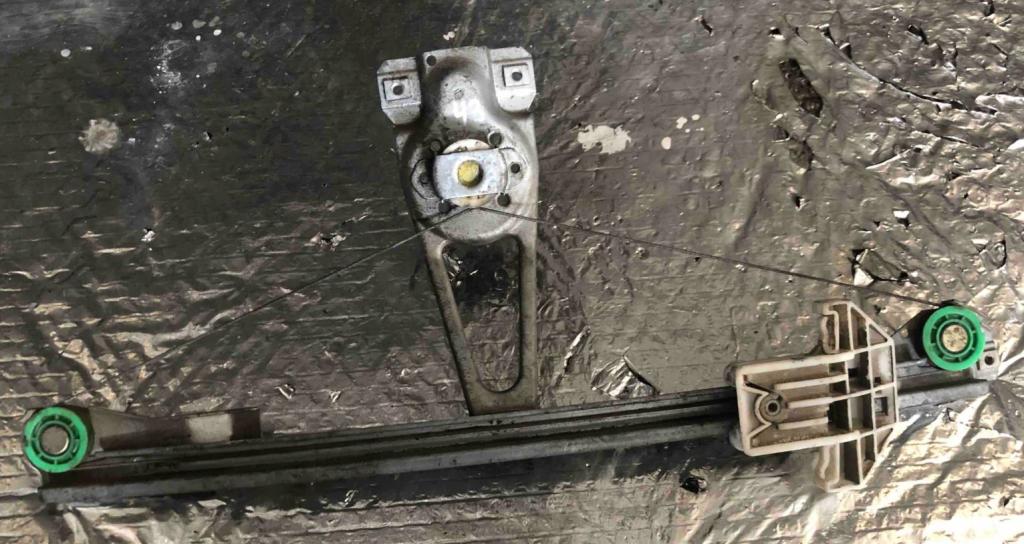 Volkswagen Polo III 6N 1994-2001 hatchback 1.0 petrol MT 37 kW 2000  Mechanizmus sťahovania okna zadný pravý 6N4839402