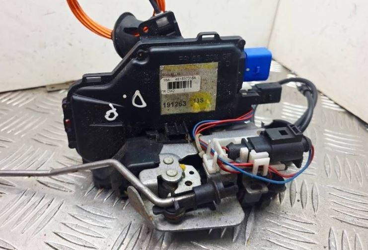 Audi A8 D3 2002-2009 sedan 4.2 TDI diesel AT 240 kW 2005  Zámok dverí predný pravý 4E1837016A