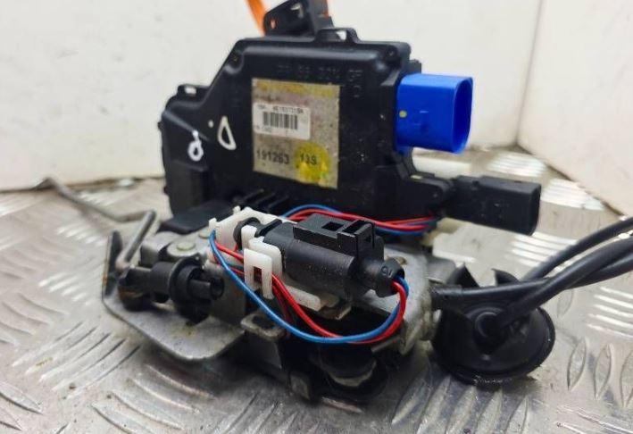 Audi A8 D3 2002-2009 sedan 4.2 TDI diesel AT 240 kW 2005  Zámok dverí predný pravý 4E1837016A