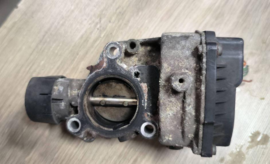 Renault Laguna II 2001-2007 combi 2.0 T petrol F4K MT 125 kW 2006  Škrtiaca klapka 8200243886