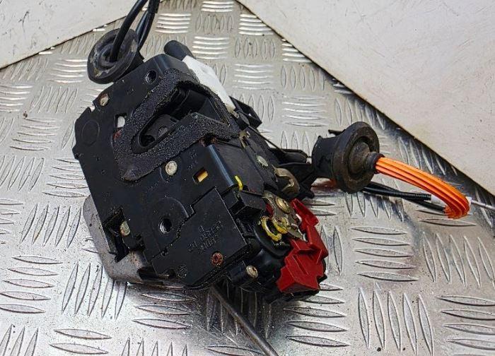 Audi A8 D3 2002-2009 sedan 4.2 TDI diesel AT 240 kW 2005  Zámok dverí predný pravý 4E1837016A