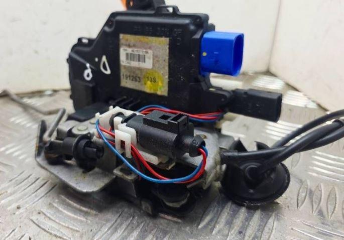 Audi A8 D3 2002-2009 sedan 4.2 TDI diesel AT 240 kW 2005  Zámok dverí predný pravý 4E1837016A