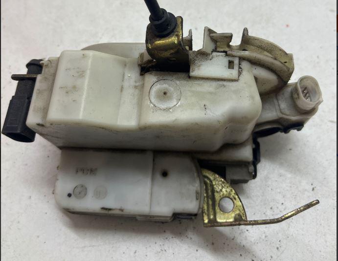 Seat Ibiza II 6K 1993-2002 hatchback 1.9 TDI diesel MT 66 kW 2001  Zámok dverí predný ľavý 6K4837015D