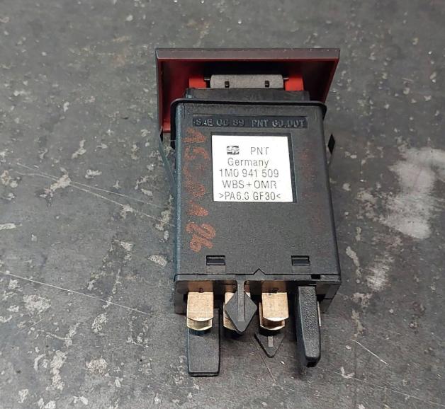 Seat Toledo II 1998-2004 sedan 1.9 TDI diesel MT 81 kW 2000  Prepínač výstražných (núdzových) svetiel 1M0941509