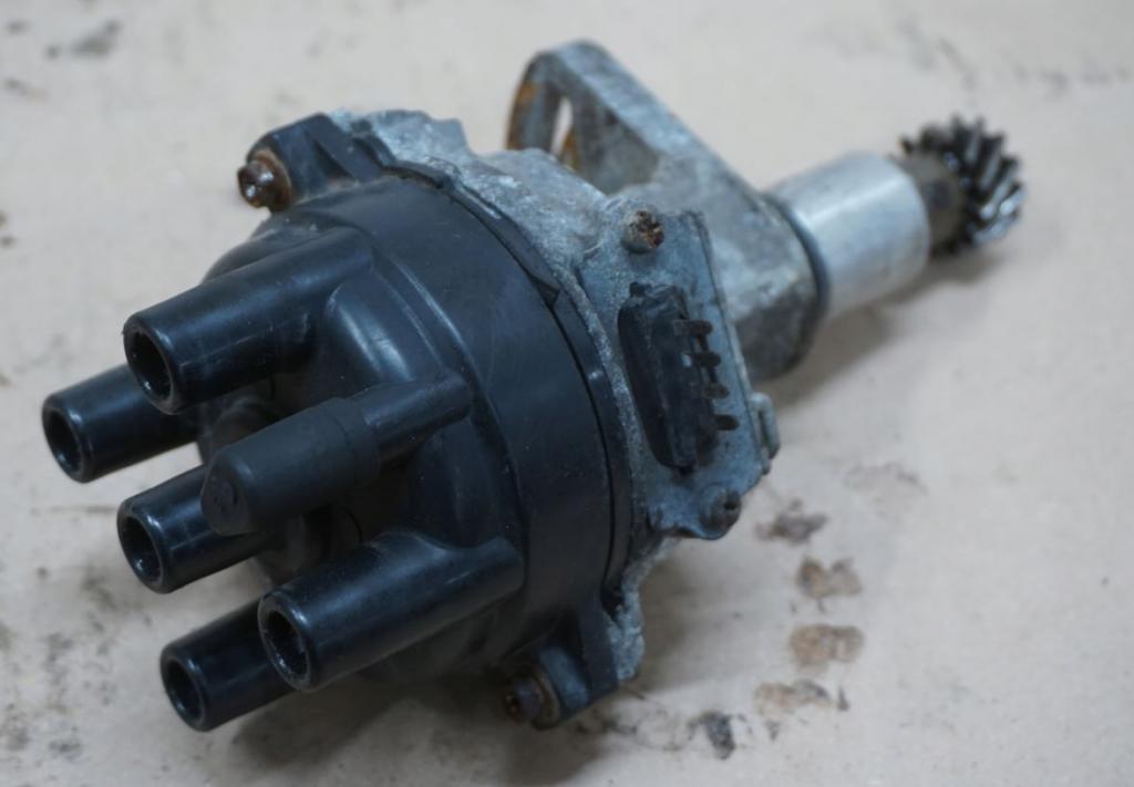 Suzuki Vitara I 1988-1998 hatchback 1.6 petrol MT 60 kW 1990  Rozdeľovač