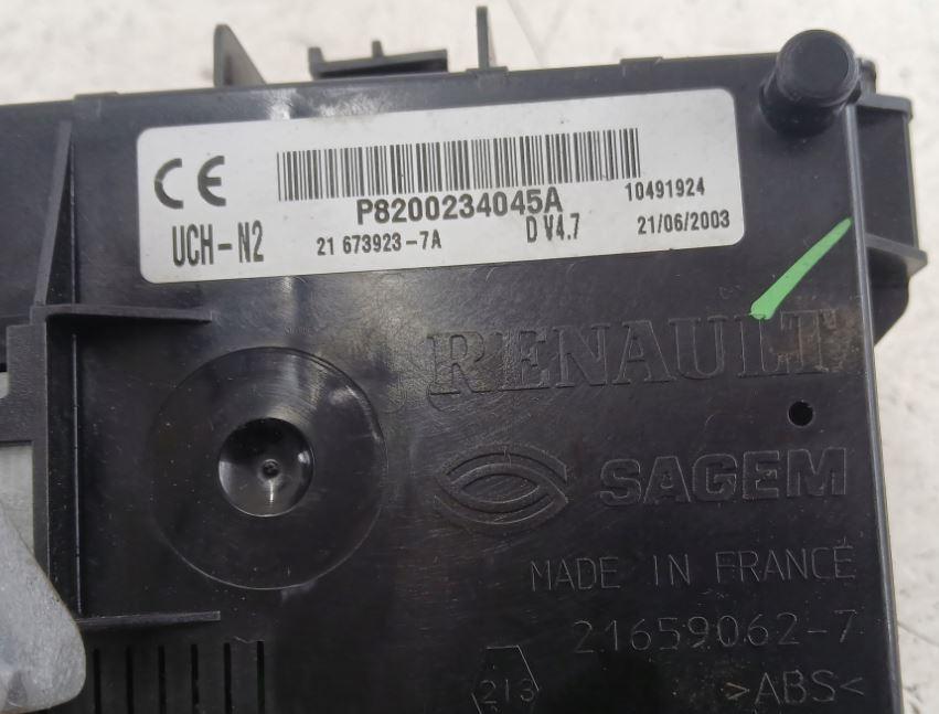 Renault Clio II 1998-2012 hatchback 1.5 DCI diesel MT 60 kW 2003  Poistková skrinka P8200234045A