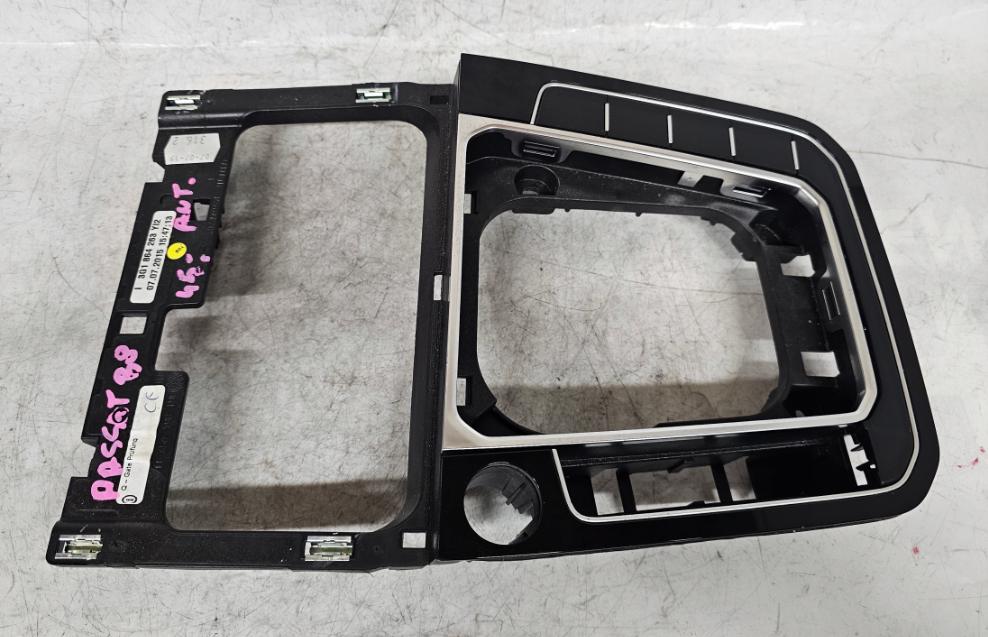 Volkswagen Passat B8 2014- combi 2.0 TDI diesel AT 110 kW 2015  Stredový tunel 3G1864263