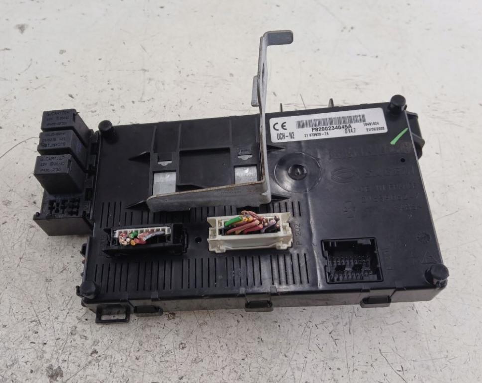 Renault Clio II 1998-2012 hatchback 1.5 DCI diesel MT 60 kW 2003  Poistková skrinka P8200234045A