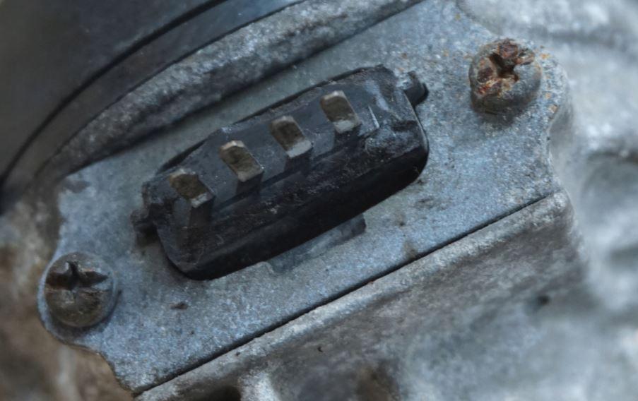 Suzuki Vitara I 1988-1998 hatchback 1.6 petrol MT 60 kW 1990  Rozdeľovač