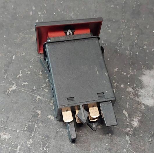 Seat Toledo II 1998-2004 sedan 1.9 TDI diesel MT 81 kW 2000  Prepínač výstražných (núdzových) svetiel 1M0941509