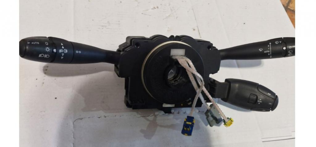 Peugeot 307 hatchback 1.4 8v petrol MT 55 kW 2003  Prepínacie páčky pod volantom 96477544XT