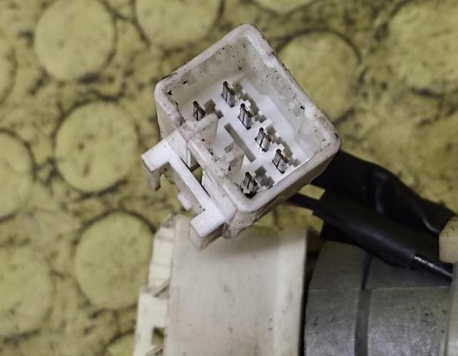 Kia Carens II 2002-2006 hatchback Spínacia skrinka 45261A