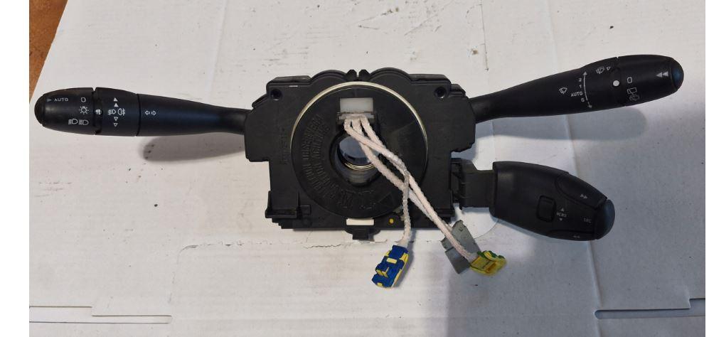 Peugeot 307 hatchback 1.4 8v petrol MT 55 kW 2003  Prepínacie páčky pod volantom 96477544XT