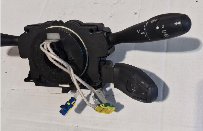 Peugeot 307 hatchback 1.4 8v petrol MT 55 kW 2003  Prepínacie páčky pod volantom 96477544XT