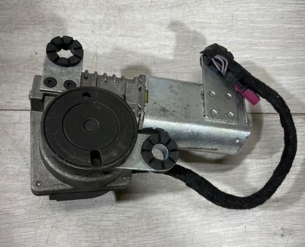 BMW 5 E39 1996-2003 sedan 3.0 D diesel 142 kW 2002  Motorček stieračov zadný 8361640