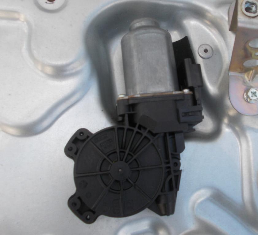 Nissan Qashqai I J10 2006-2013 hatchback  Motorček okien predný ľavý